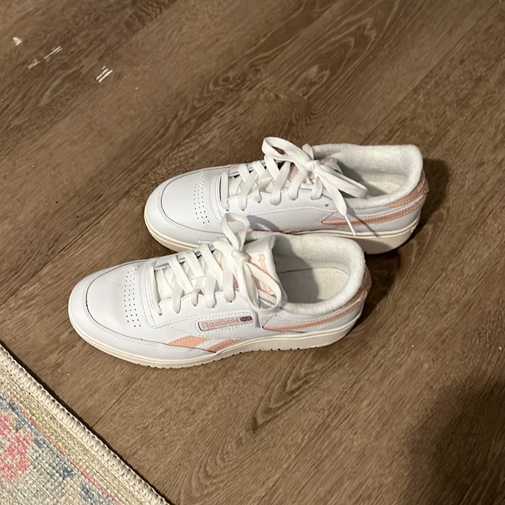 Light pink Reeboks! - Picture 2 of 4